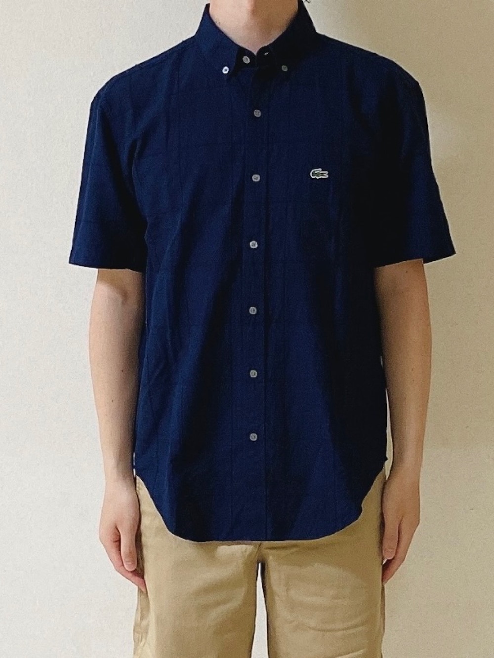 「麻シャツ、ショートパンツ、スリッポン、夏コーデ、ラコステ、麻素材、ショルダーバッグ」｜「LACOSTEのメンズ JUMPSERVESLIP 0722 8 VIN（スニーカー、グリーン系）」を使った、maaashiiiiiiさん（メンズ・167cm）の春コーディネートの3枚目の写真