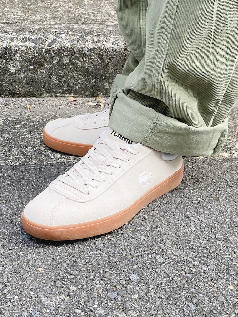 「ラコステ、LACOSTE、フランネルシャツ、コーデュロイパンツ、スニーカー、メッセンジャーバッグ」｜「LACOSTEのテクニカルフランネルシャツ（シャツ/ブラウス、ベージュ系）」を使った、maaashiiiiiiさん（メンズ・167cm）の冬コーディネートの6枚目の写真