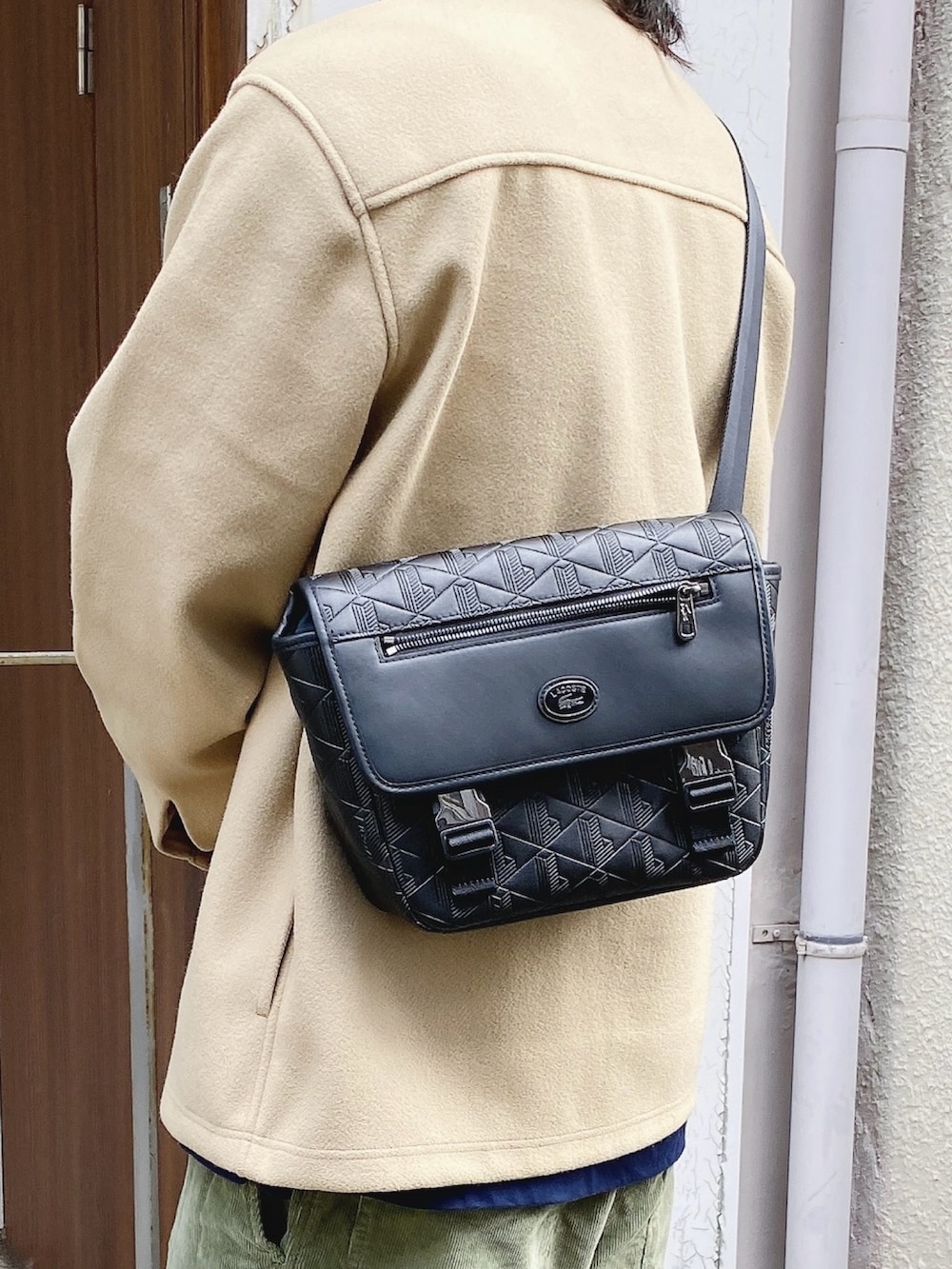 「ラコステ、LACOSTE、フランネルシャツ、コーデュロイパンツ、スニーカー、メッセンジャーバッグ」｜「LACOSTEのテクニカルフランネルシャツ（シャツ/ブラウス、ベージュ系）」を使った、maaashiiiiiiさん（メンズ・167cm）の冬コーディネートの3枚目の写真