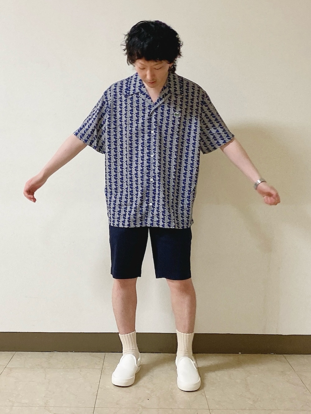 「ラコステ、LACOSTE、開襟シャツ、ショートパンツ、スリッポン」｜「LACOSTEのオールオーバーモノグラムプリントオープンカラーシャツ（シャツ/ブラウス、ブルー系）」を使った、maaashiiiiiiさん（メンズ・167cm）の秋コーディネートの2枚目の写真
