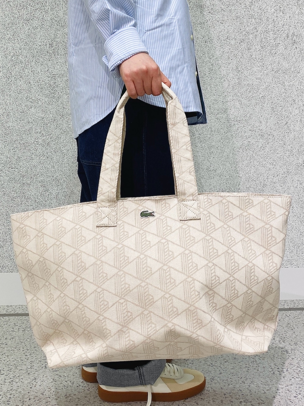 「ラコステ、LACOSTE、ストライプシャツ、デニム、デニムパンツ、トートバッグ、スニーカー」｜「LACOSTEのワイドデニムパンツ（デニムパンツ、ブルー系）」を使った、maaashiiiiiiさん（メンズ・167cm）の夏コーディネートの4枚目の写真
