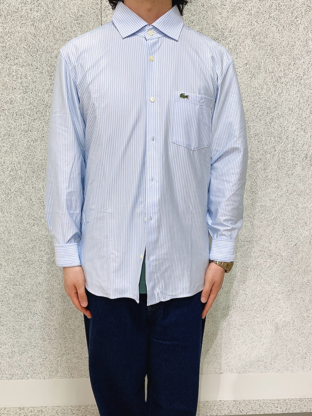 「ラコステ、LACOSTE、ストライプシャツ、デニム、デニムパンツ、トートバッグ、スニーカー」｜「LACOSTEのワイドデニムパンツ（デニムパンツ、ブルー系）」を使った、maaashiiiiiiさん（メンズ・167cm）の夏コーディネートの3枚目の写真