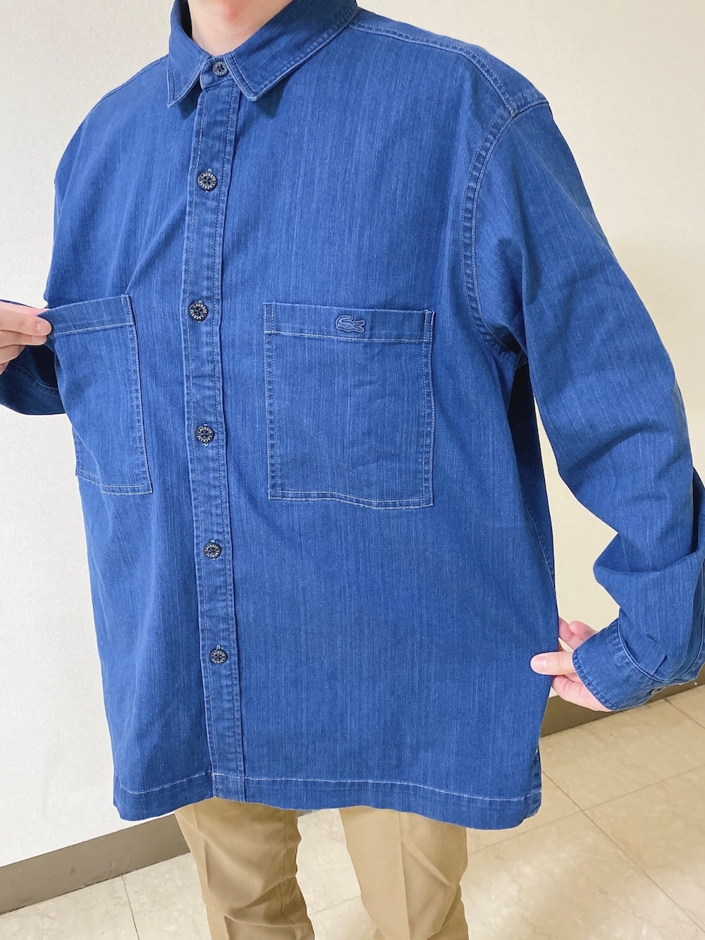 「春コーデ、デニムシャツ、スラックス、スニーカー、ラコステ」｜「LACOSTEのストレッチデニムシャツジャケット（シャツ/ブラウス、ブルー系）」を使った、maaashiiiiiiさん（メンズ・167cm）の春コーディネートの4枚目の写真