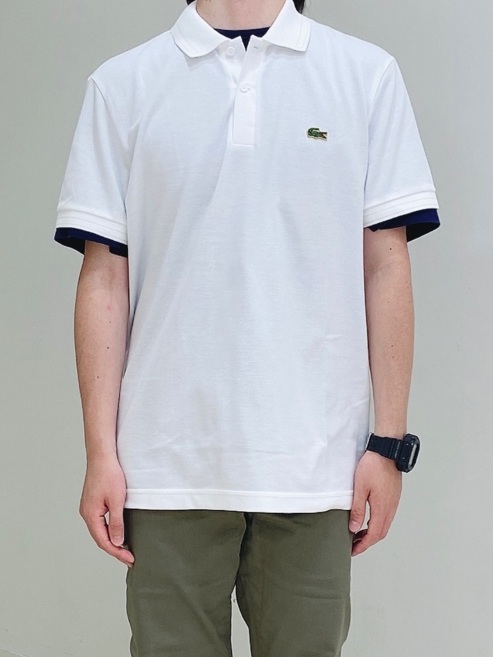 「スニーカー、ホワイトスニーカー、チノパン、ポロシャツ、白ポロシャツ、バックパック、ラコステ」｜「LACOSTEのメンズ L003 0722 1（スニーカー、ホワイト系）」を使った、maaashiiiiiiさん（メンズ・167cm）の春コーディネートの3枚目の写真