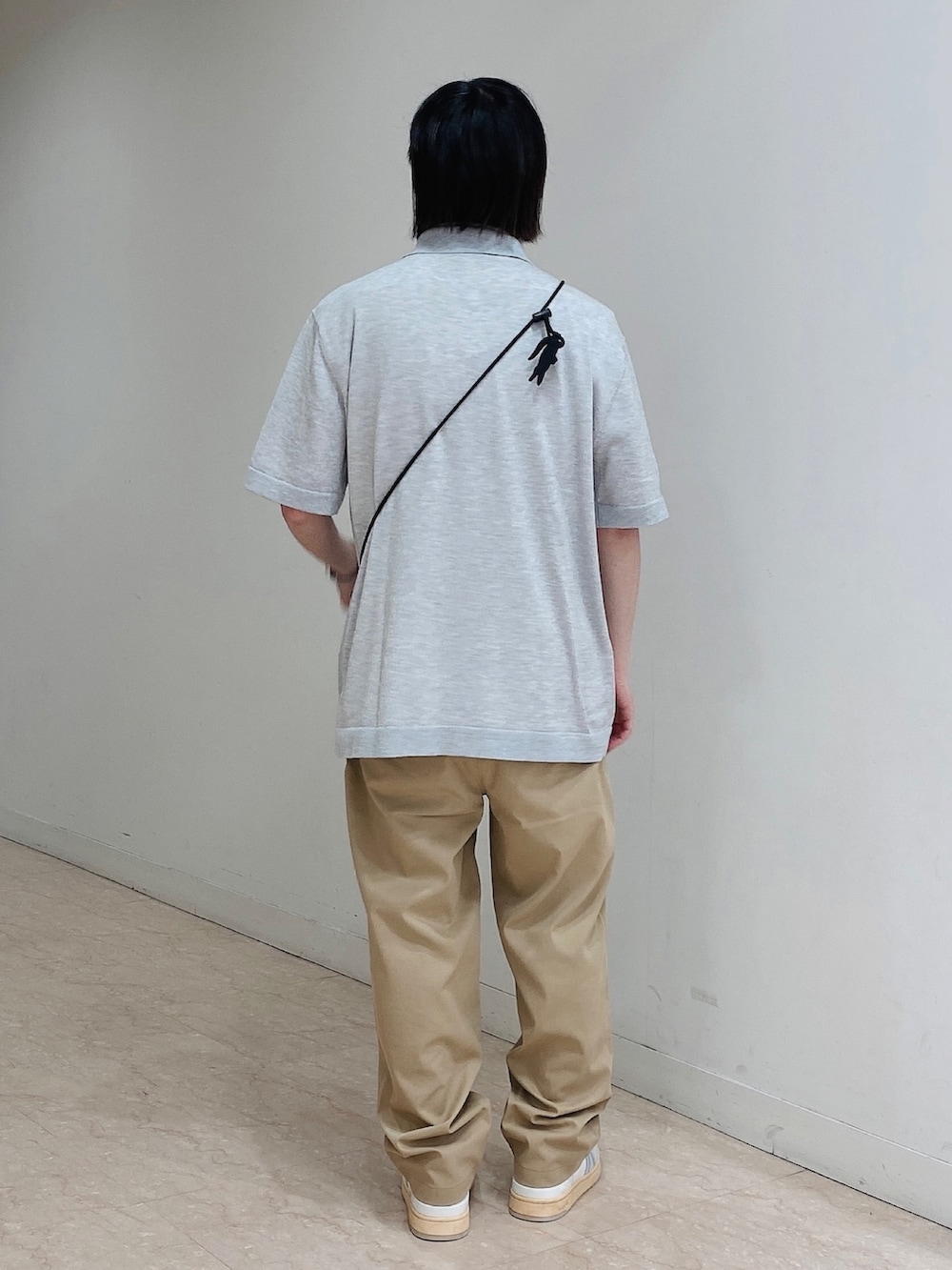 「ラコステ、ニットシャツ、半袖シャツ、ワイドパンツ、イージーパンツ、スニーカー、ハイカットスニーカー、スマホポーチ、サコッシュ」｜「LACOSTEのギガタルイージーワイドパンツ（チノパンツ、ベージュ系）」を使った、maaashiiiiiiさん（メンズ・167cm）の春コーディネートの5枚目の写真