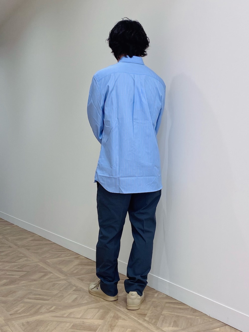 「LACOSTE、ラコステ、ストライプシャツ、スラックス、スニーカー」｜「LACOSTEのメンズ CARNABY PIQUEE 124 1 SMA 鹿の子 スニーカー（スニーカー、ベージュ系）」を使った、maaashiiiiiiさん（メンズ・167cm）の春コーディネートの4枚目の写真