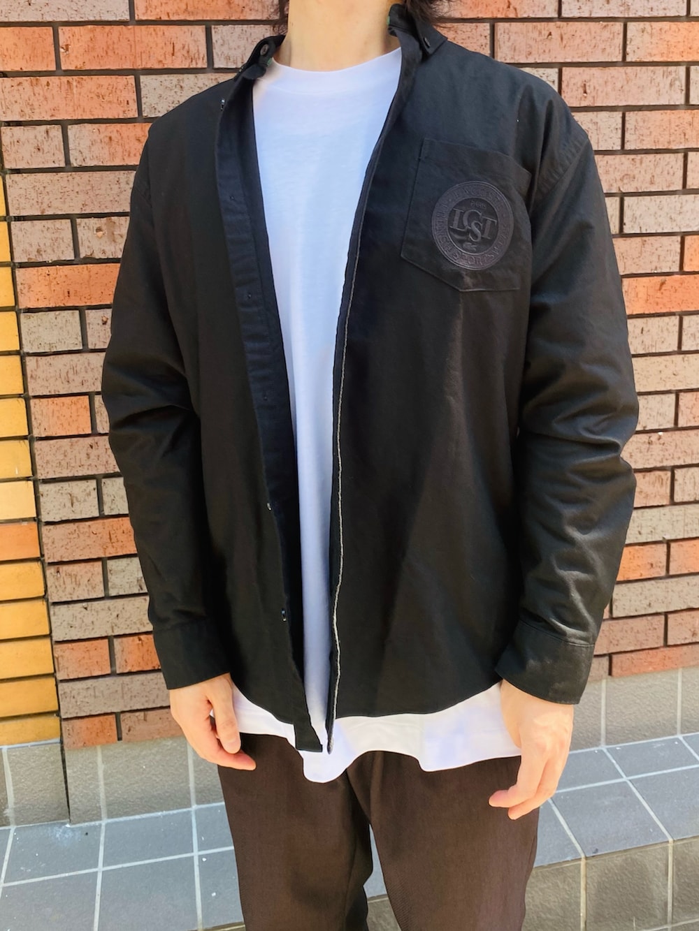 「LACOSTE、ラコステ、シャツスタイル、スニーカー」｜「LACOSTEのメンズ L003 EVO 124 3 SMA（スニーカー、ブラック系）」を使った、maaashiiiiiiさん（メンズ・167cm）の秋コーディネートの4枚目の写真
