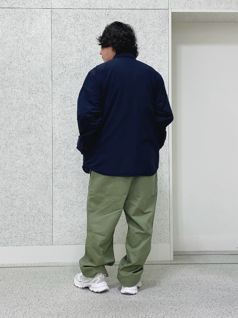 「LACOSTE、ラコステ、ナイロンジャケット、スニーカー」｜「LACOSTEの撥水ストレッチ 中綿入りシャツジャケット（シャツ/ブラウス、ブルー系）」を使った、maaashiiiiiiさん（メンズ・167cm）の春コーディネートの2枚目の写真