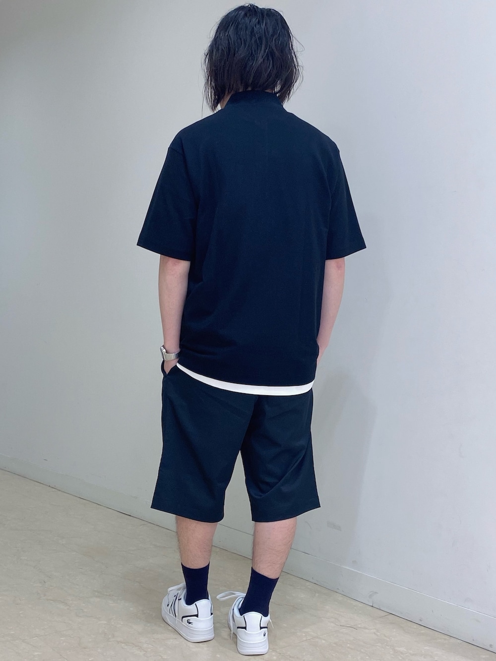 「ラコステ、ポロシャツ、ショートパンツ、ハーフパンツ、スニーカー、スニーカーコーデ、ブラックコーデ」｜「LACOSTEの80sリバイバルポケットポロシャツ（ポロシャツ、ブラック系）」を使った、maaashiiiiiiさん（メンズ・167cm）の夏コーディネートの4枚目の写真
