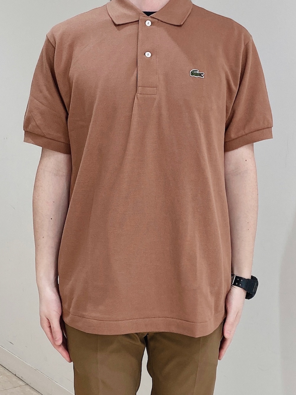 「ポロシャツ、スラックス、ニットカーディガン、スニーカー、ショルダーバッグ、茶色コーデ、ラコステ」｜「LACOSTEのメンズ ODYSSA 123 1 SMA（スニーカー、グリーン系）」を使った、maaashiiiiiiさん（メンズ・167cm）の春コーディネートの5枚目の写真