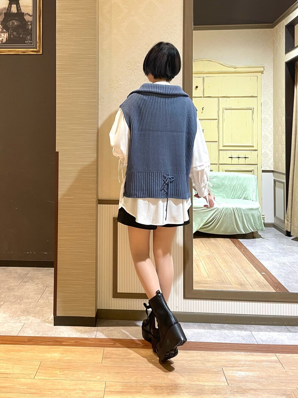 「axes femme、カジュアル、ショートパンツ、秋コーデ」｜「axes femmeの吸水速乾フラワーレースタンク（タンクトップ、ホワイト系）」を使った、白あんさん（レディース・161cm）の秋コーディネートの4枚目の写真