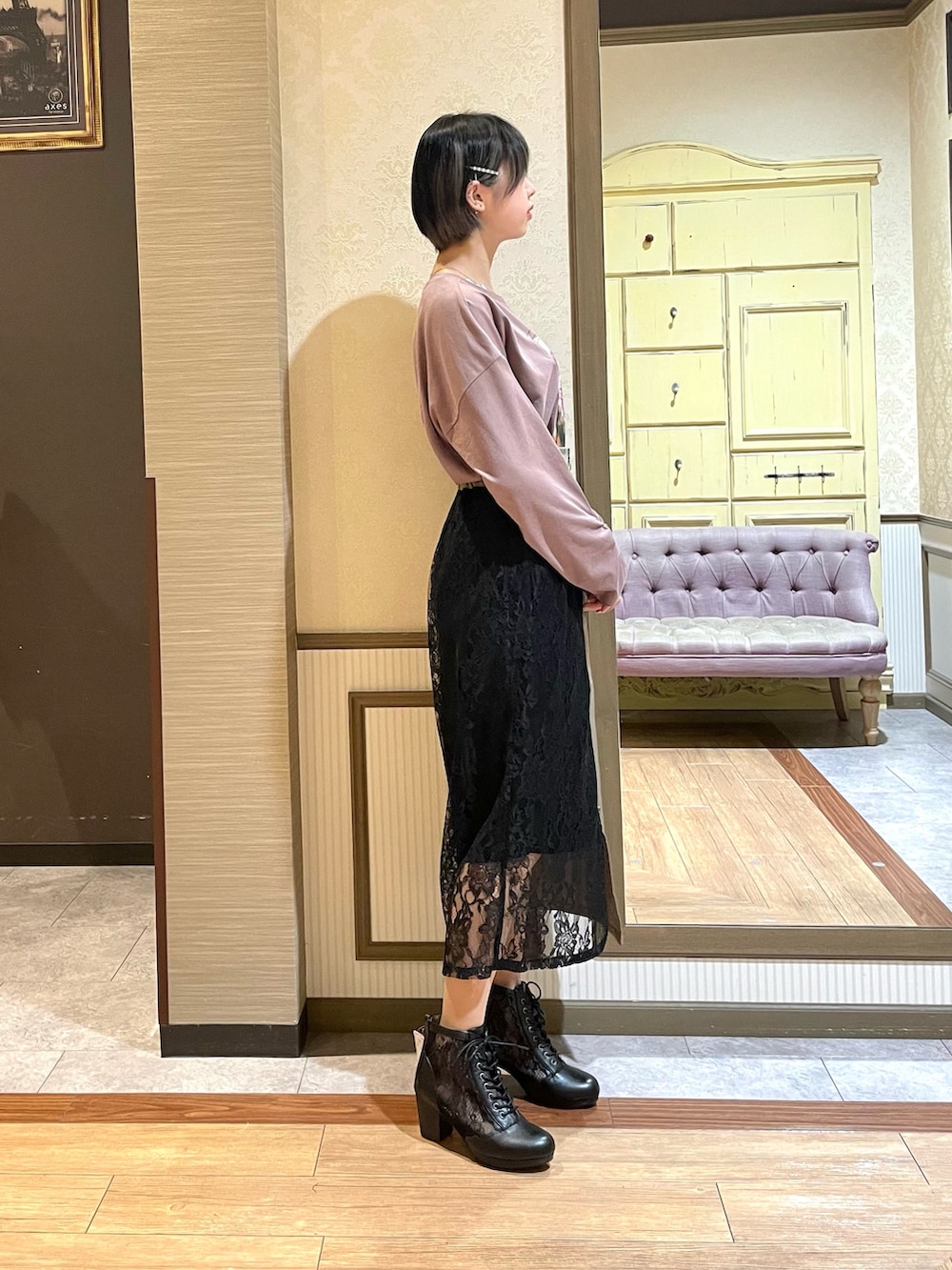 ベージュ系のスカート、ブラウン系のTシャツ/カットソー、ブラック系のブルゾンを着用したレディースの秋コーディネートの8枚目の写真