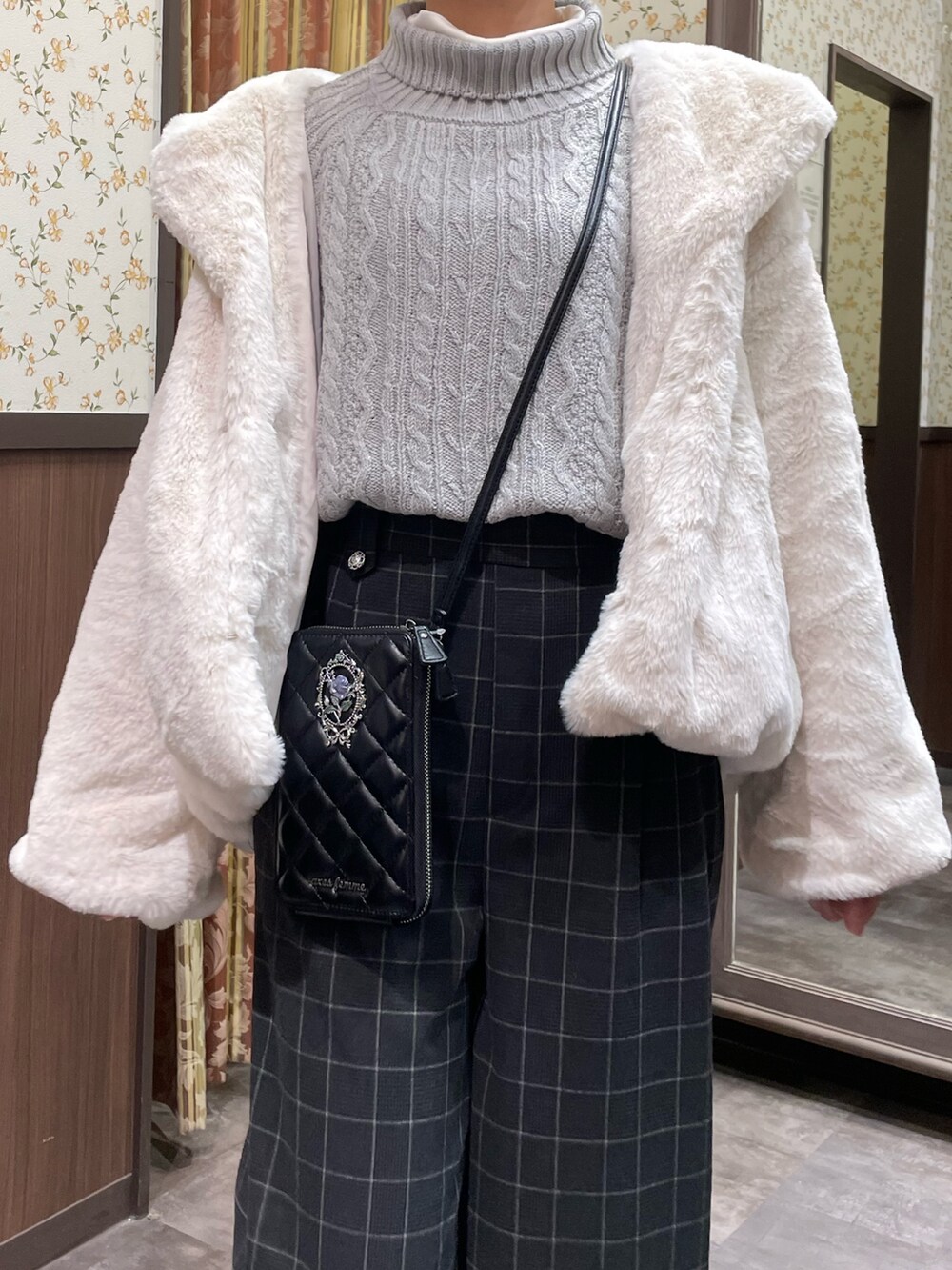 グレー系のTシャツ/カットソー、ホワイト系のダッフルコート、ブラック系のその他パンツを着用したレディースの冬コーディネートの2枚目の写真