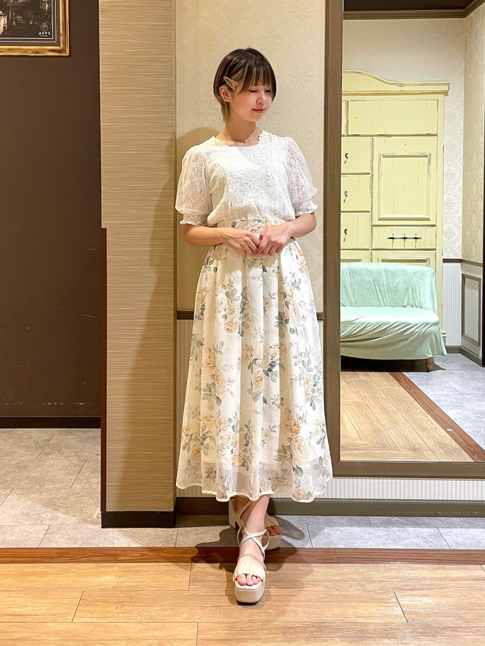 ホワイト系のスカート、ホワイト系のTシャツ/カットソー、ホワイト系のタンクトップを着用したレディースの夏コーディネートの4枚目の写真