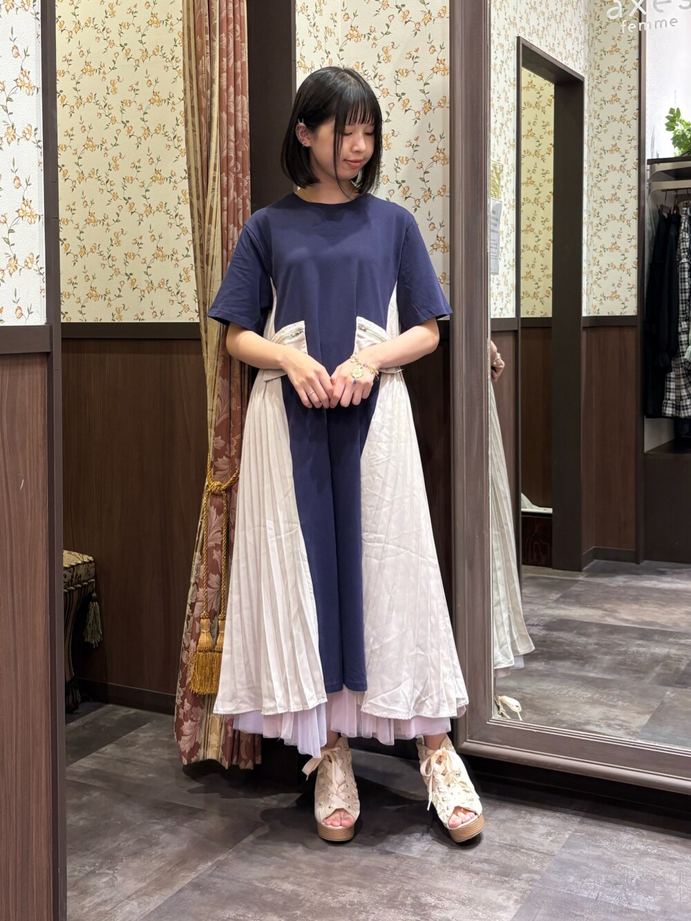 ホワイト系のタンクトップ、ブルー系のワンピース、ホワイト系のスカートを着用したレディースの夏コーディネートの2枚目の写真