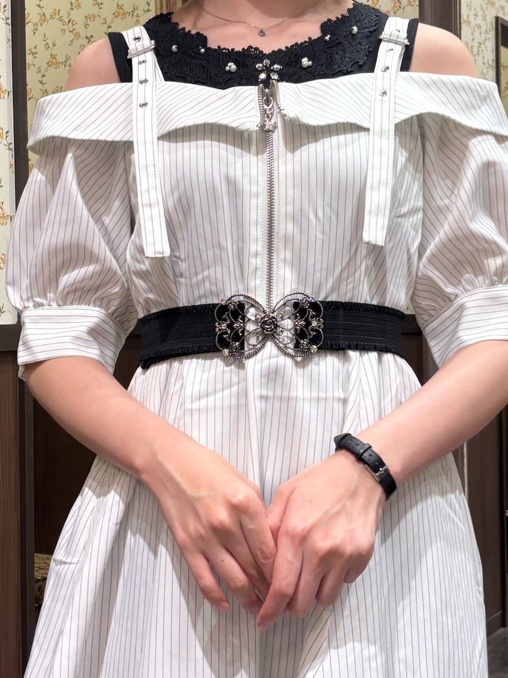 ブラック系のタンクトップ、ホワイト系のワンピース、ブラック系のサンダルを着用したレディースの夏コーディネートの7枚目の写真