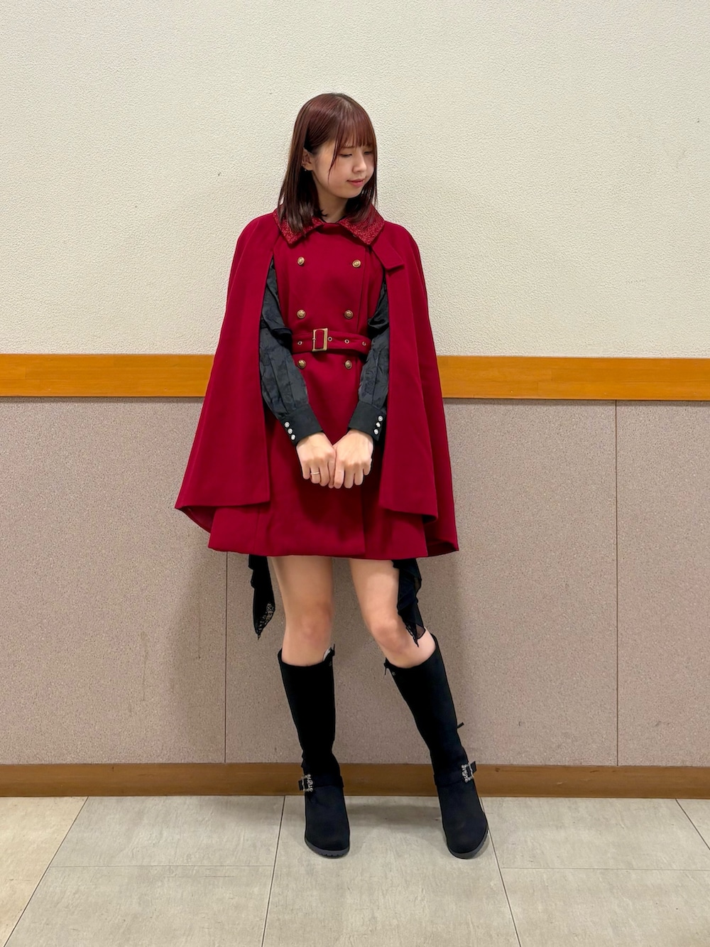 ブラック系のブーツ、ブラック系のシャツ/ブラウス、ブラック系のその他パンツを着用したレディースの秋コーディネートの2枚目の写真
