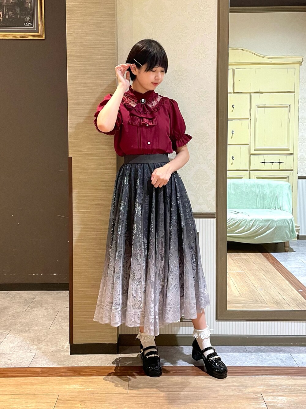 ホワイト系のタンクトップ、レッド系のシャツ/ブラウス、ブラック系のローファーを着用したレディースの夏コーディネートの5枚目の写真