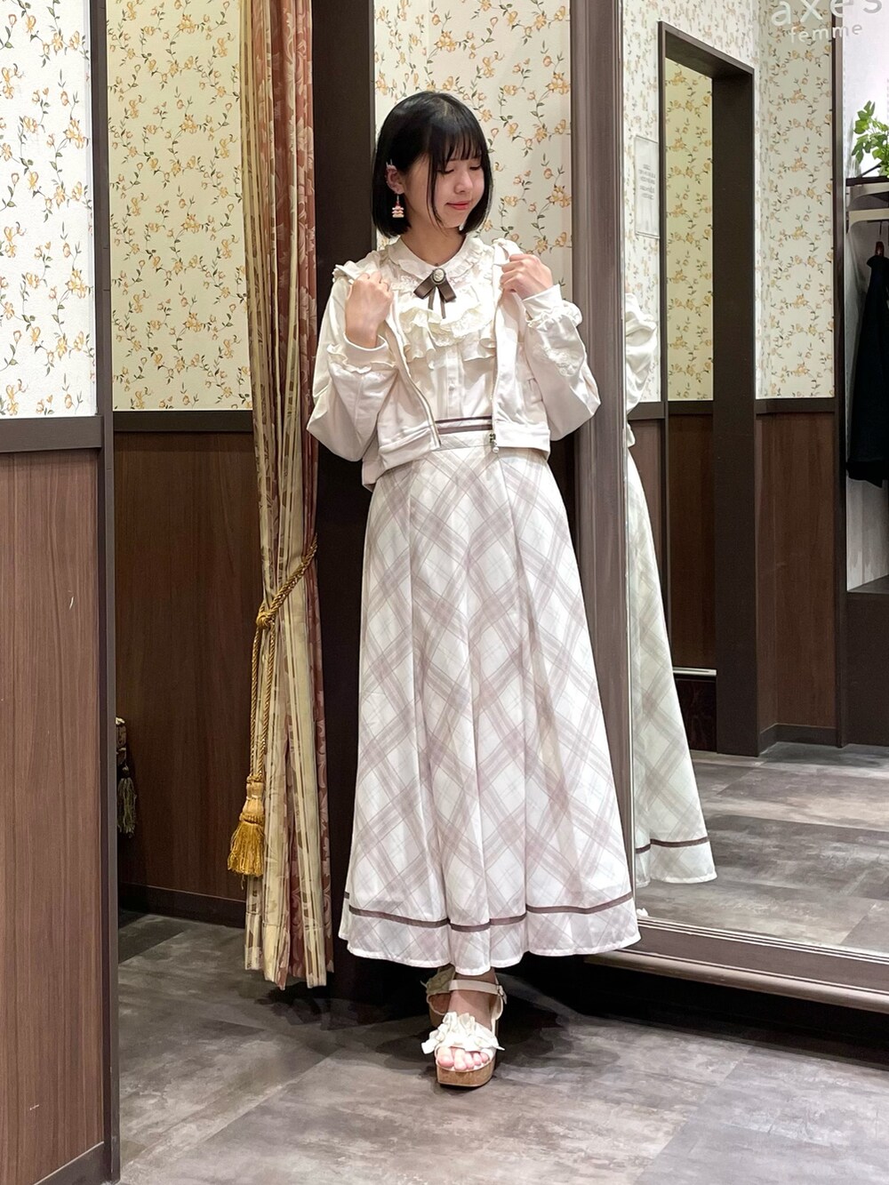 ホワイト系のシャツ/ブラウス、ホワイト系のカーディガン/ボレロ、ホワイト系のスカートを着用したレディースの春コーディネートの5枚目の写真