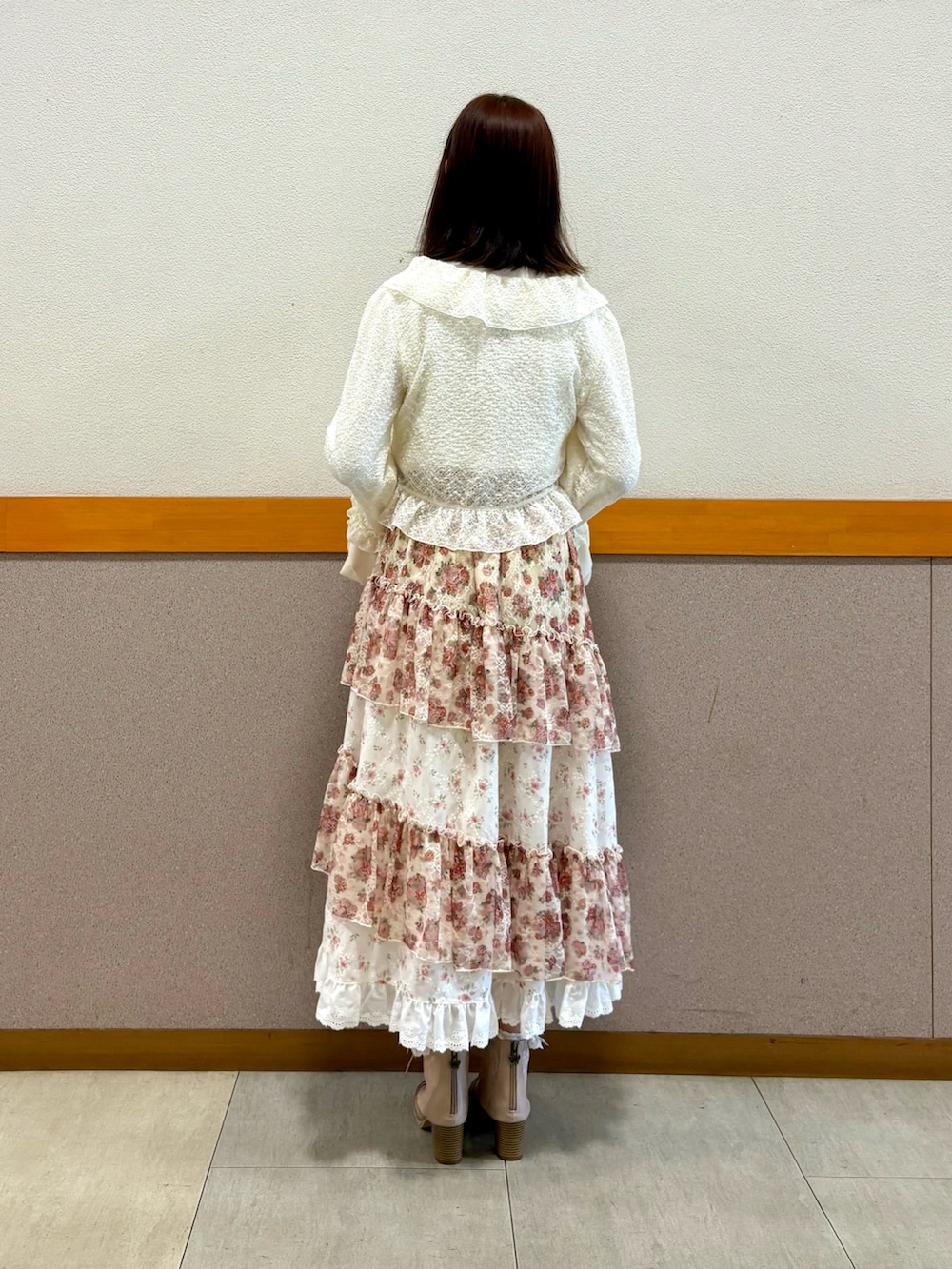 ホワイト系のシャツ/ブラウス、ホワイト系のカーディガン/ボレロ、ベージュ系のスカートを着用したレディースの秋コーディネートの7枚目の写真