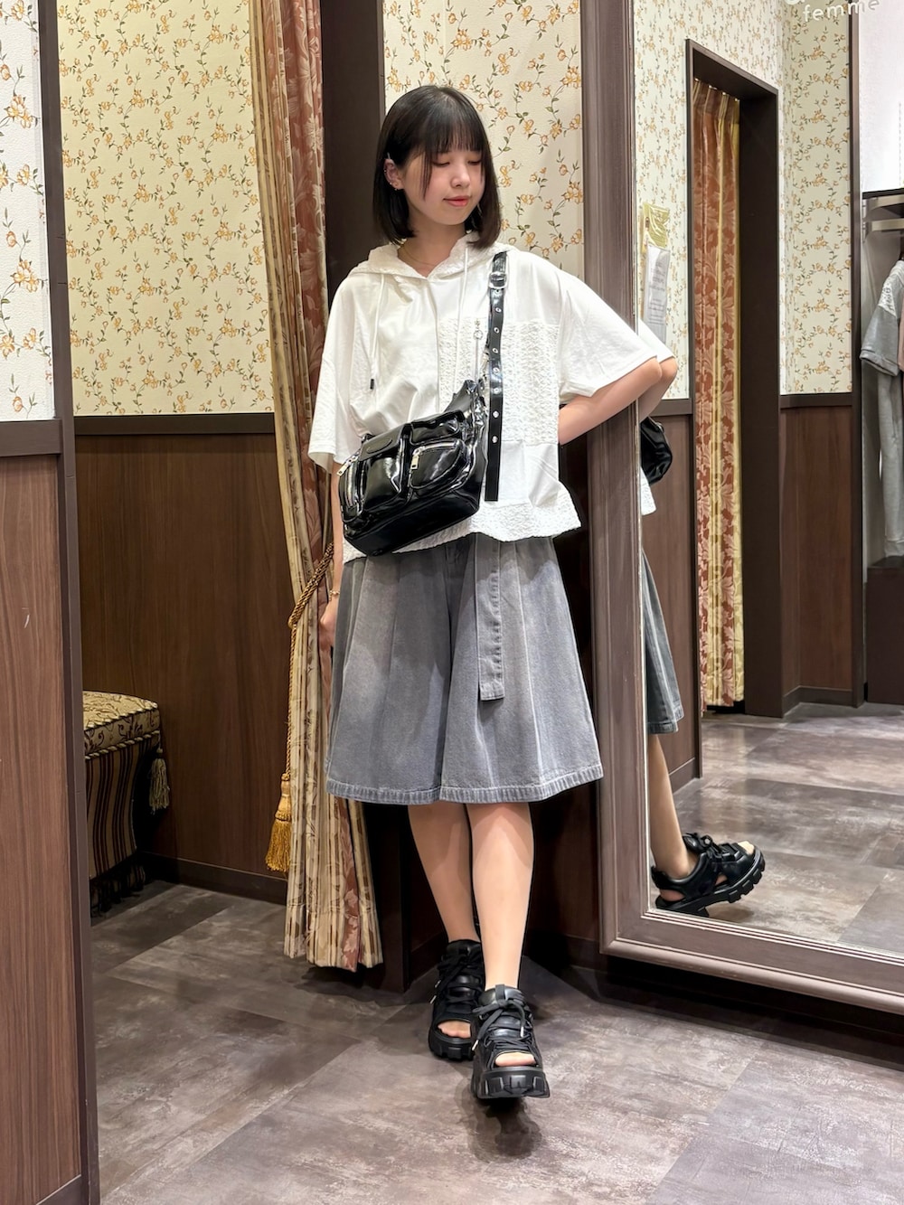 ブラック系のショルダーバッグ、ホワイト系のタンクトップ、ホワイト系のTシャツ/カットソーを着用したレディースの夏コーディネートの2枚目の写真