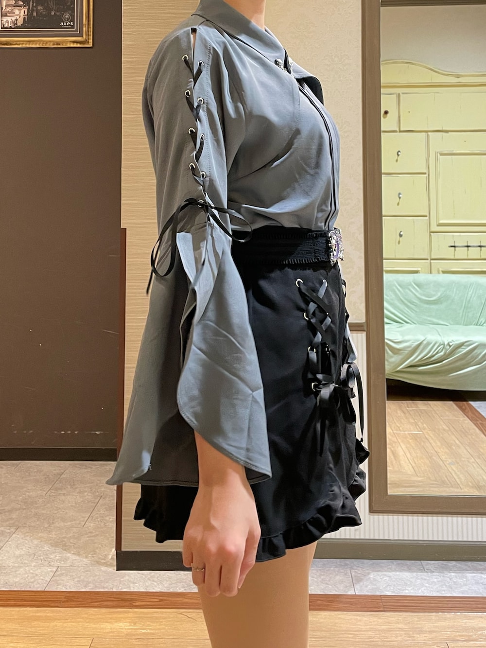 ブラック系のブーツ、グレー系のショルダーバッグ、ホワイト系のタンクトップを着用したレディースの秋コーディネートの5枚目の写真