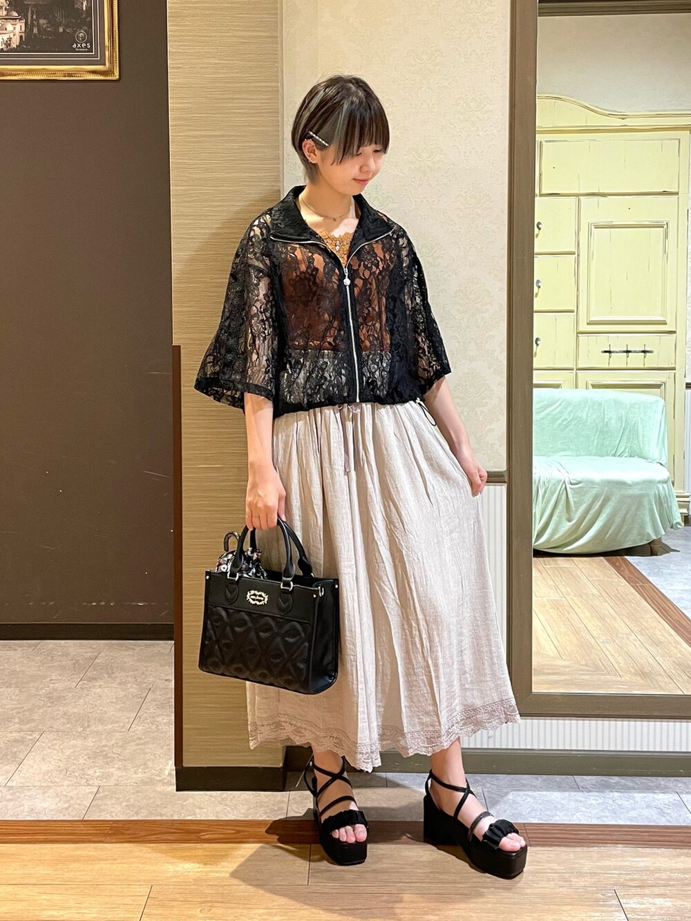 ブラック系のショルダーバッグ、ベージュ系のその他パンツ、ブラック系のサンダルを着用したレディースの夏コーディネートの4枚目の写真