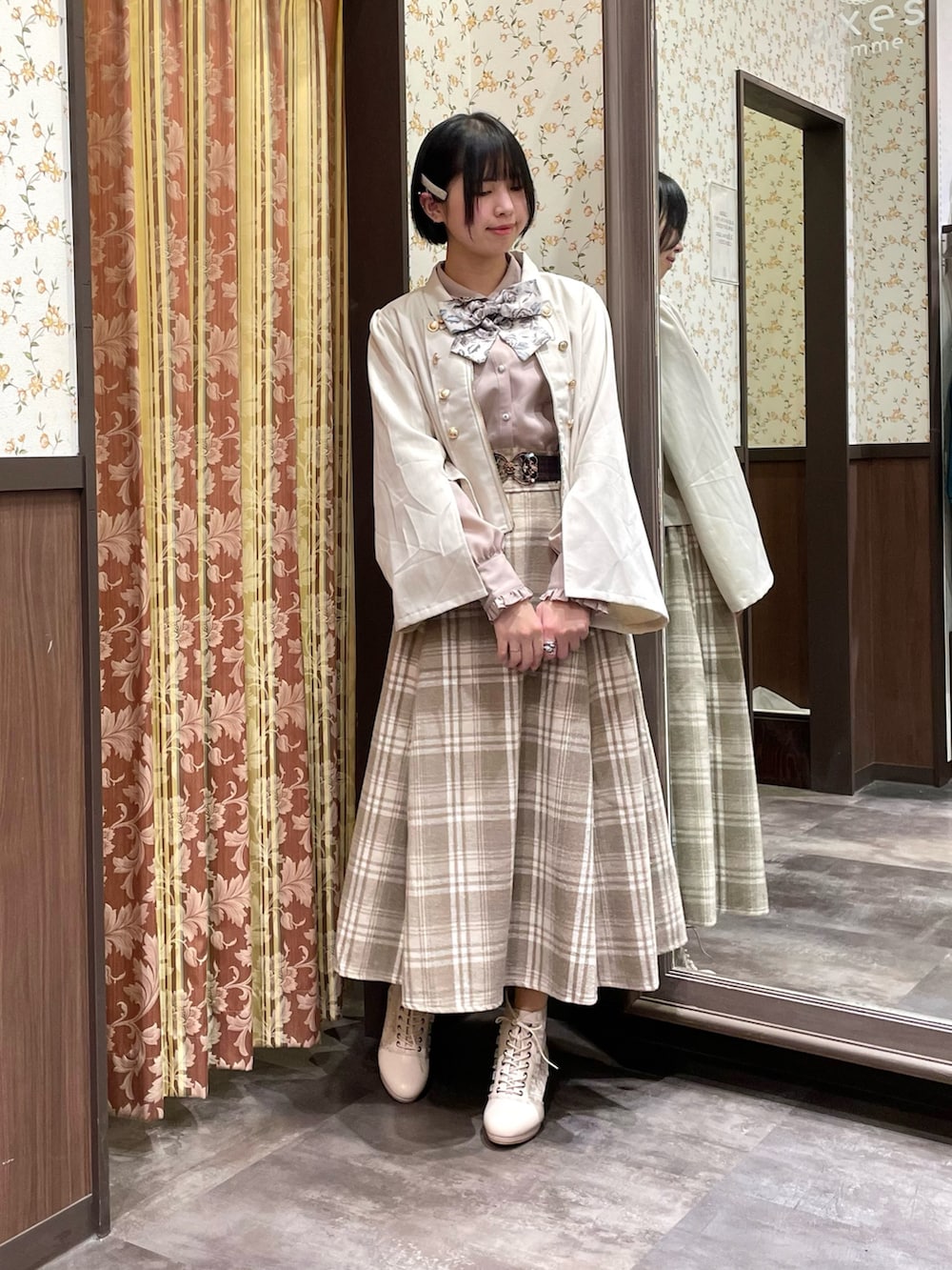 ピンク系のシャツ/ブラウス、ベージュ系のテーラードジャケット、ベージュ系のスカートを着用したレディースの冬コーディネートの3枚目の写真