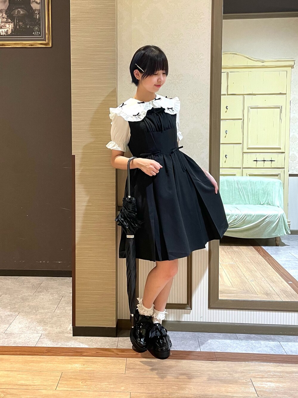 ホワイト系のタンクトップ、ホワイト系のシャツ/ブラウス、ブラック系のパンプスを着用したレディースの夏コーディネートの5枚目の写真