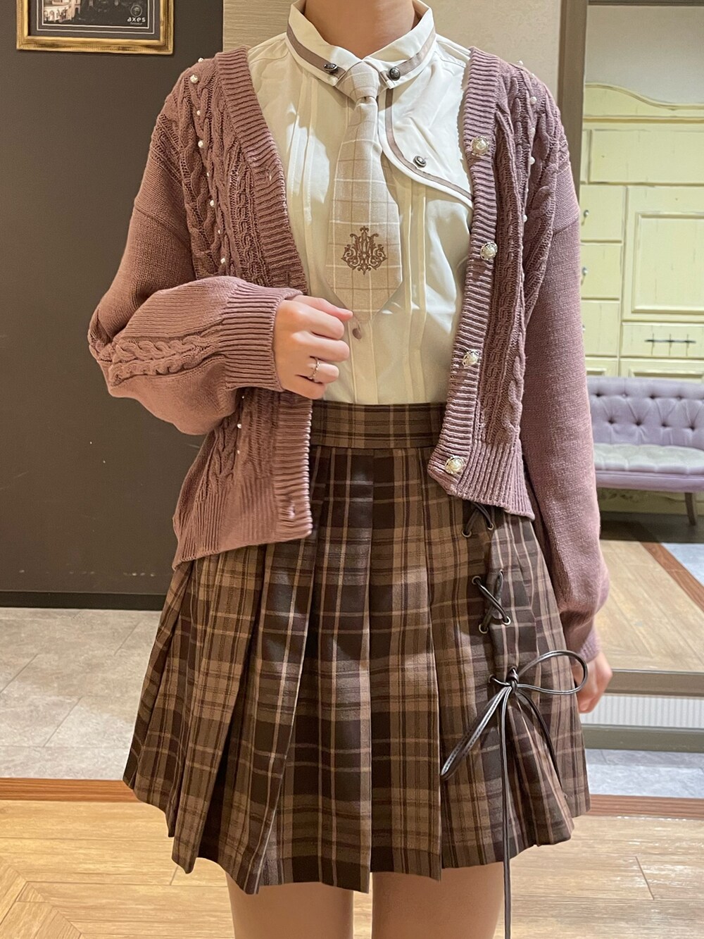 ホワイト系のシャツ/ブラウス、ブラウン系のカーディガン/ボレロ、ブラウン系のその他パンツを着用したレディースの秋コーディネートの5枚目の写真