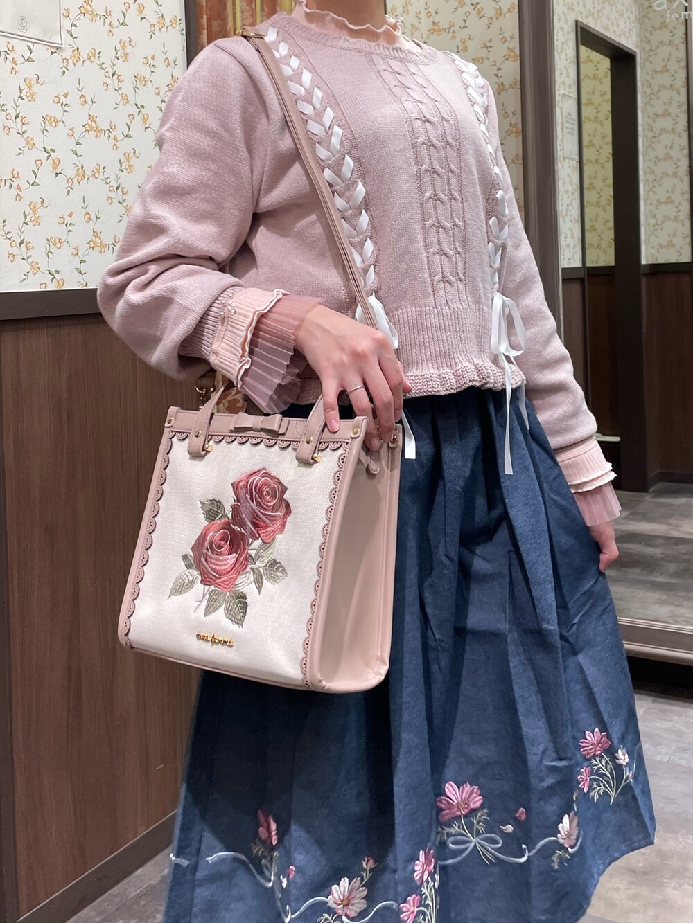 ピンク系のTシャツ/カットソー、ピンク系のニット/セーター、ブルー系のスカートを着用したレディースの冬コーディネートの5枚目の写真