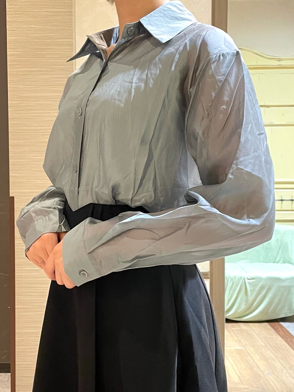 ブラック系のショルダーバッグ、ブラック系のスカート、グリーン系のタンクトップを着用したレディースの夏コーディネートの5枚目の写真