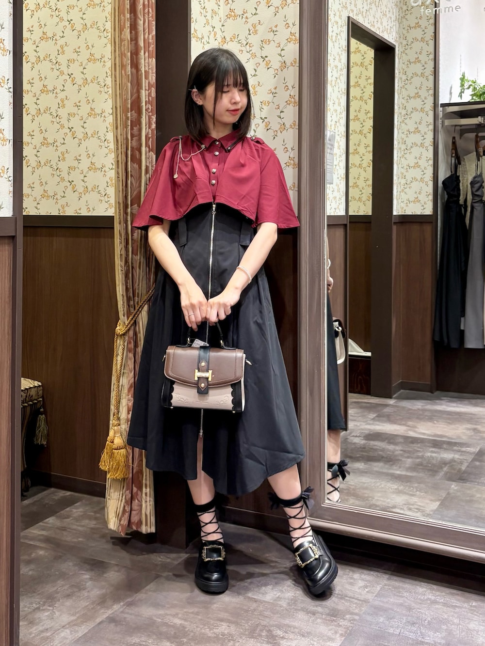 ホワイト系のタンクトップ、レッド系のシャツ/ブラウス、ブラック系のジャンパースカートを着用したレディースの夏コーディネートの4枚目の写真