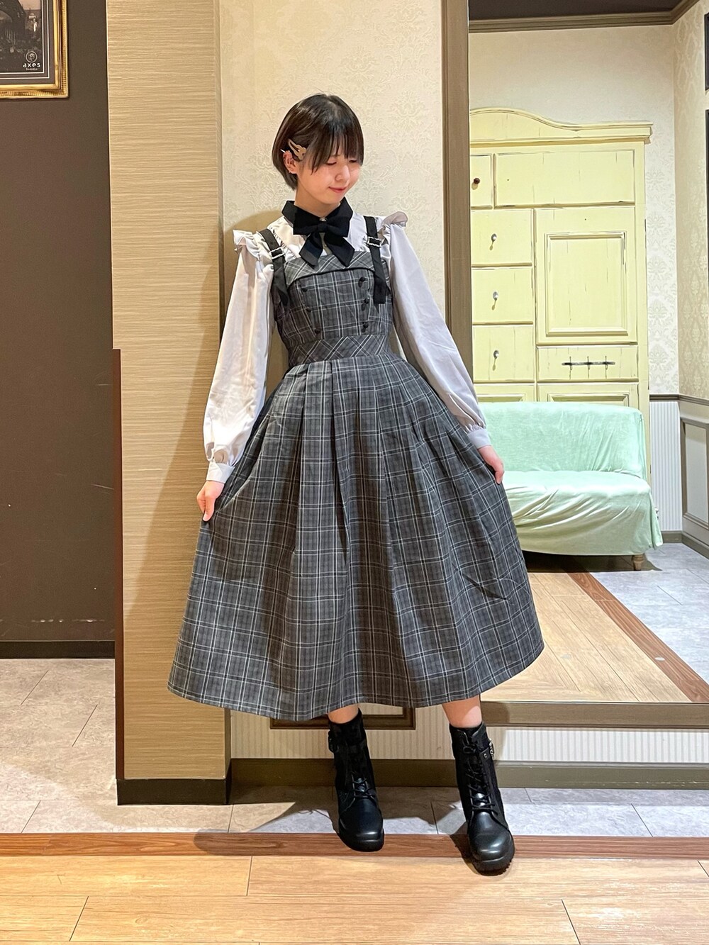 ブラック系のショルダーバッグ、グレー系のシャツ/ブラウス、ホワイト系のタンクトップを着用したレディースの秋コーディネートの3枚目の写真