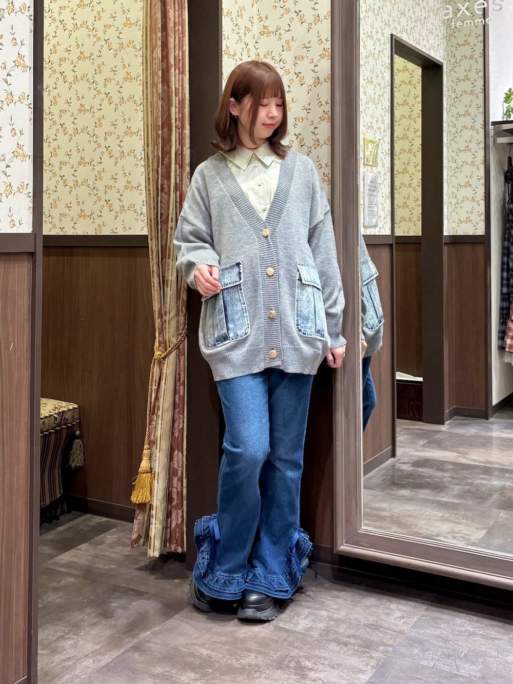 グリーン系のシャツ/ブラウス、グレー系のカーディガン/ボレロ、ブルー系のその他パンツを着用したレディースの冬コーディネートの3枚目の写真