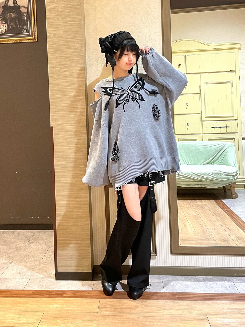 ブラック系のブーツ、ブラック系のその他パンツ、ホワイト系のタンクトップを着用したレディースの秋コーディネートの2枚目の写真