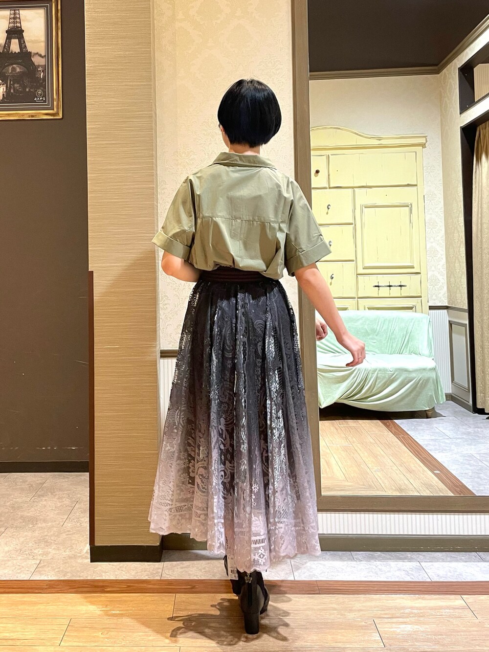 ブラック系のタンクトップ、グリーン系のシャツ/ブラウス、ブラック系のショルダーバッグを着用したレディースの秋コーディネートの4枚目の写真