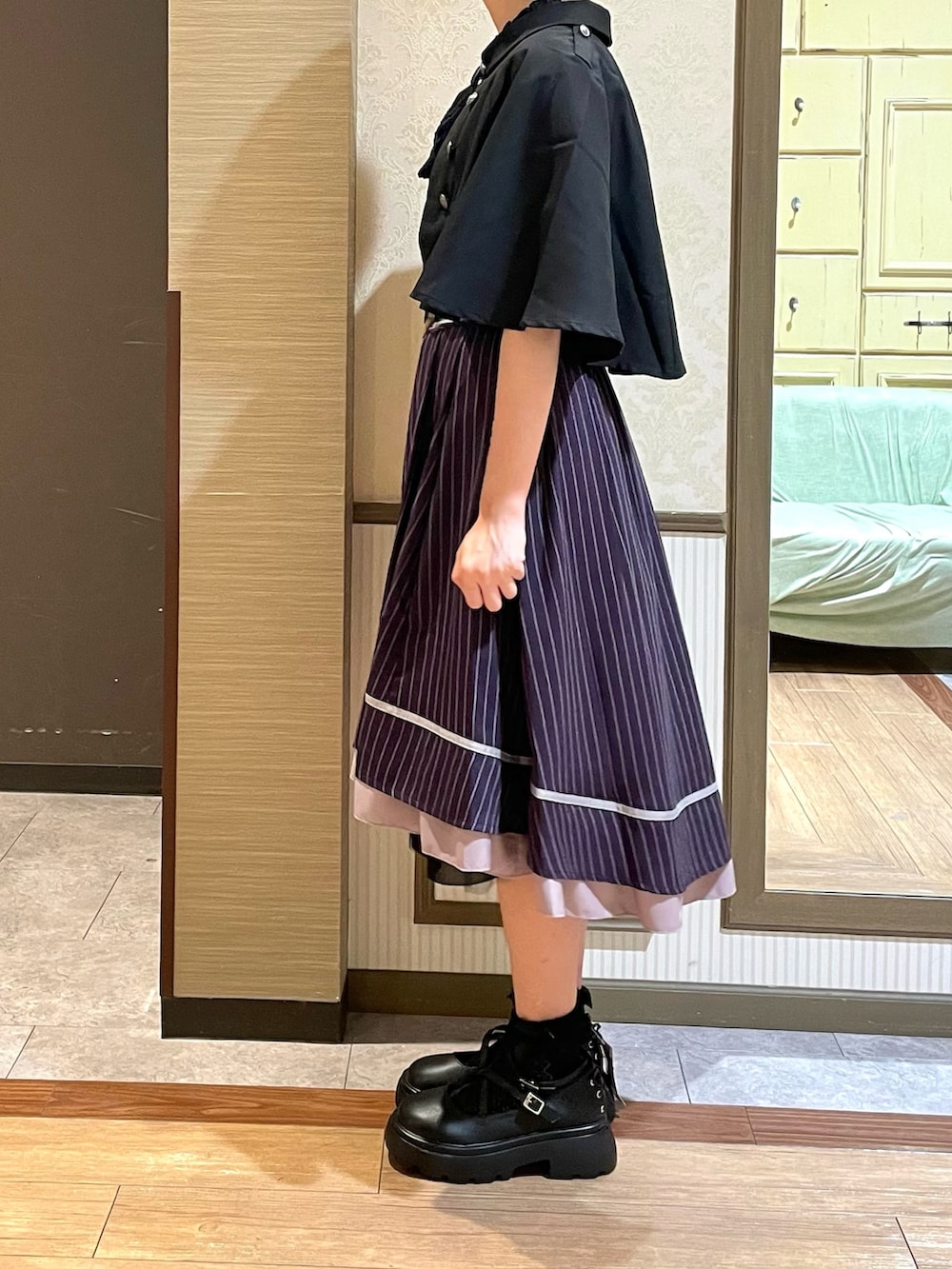 ホワイト系のタンクトップ、ブラック系のパンプス、ブラック系のボストンバッグを着用したレディースの夏コーディネートの2枚目の写真