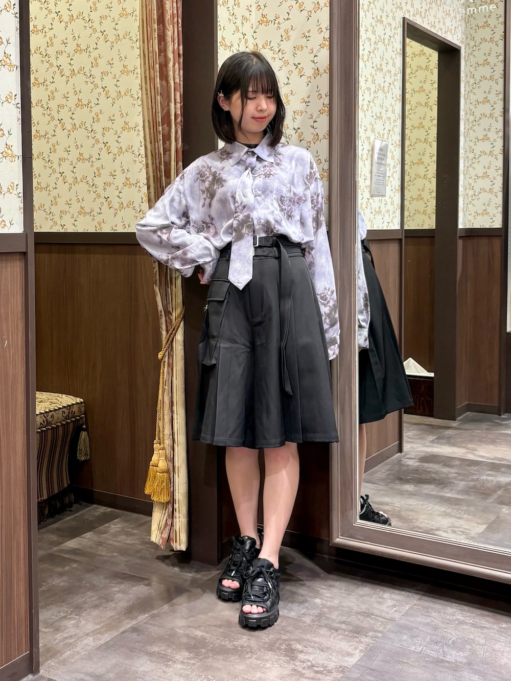 パープル系のシャツ/ブラウス、ブラック系のTシャツ/カットソー、ブラック系のサンダルを着用したレディースの夏コーディネートの3枚目の写真