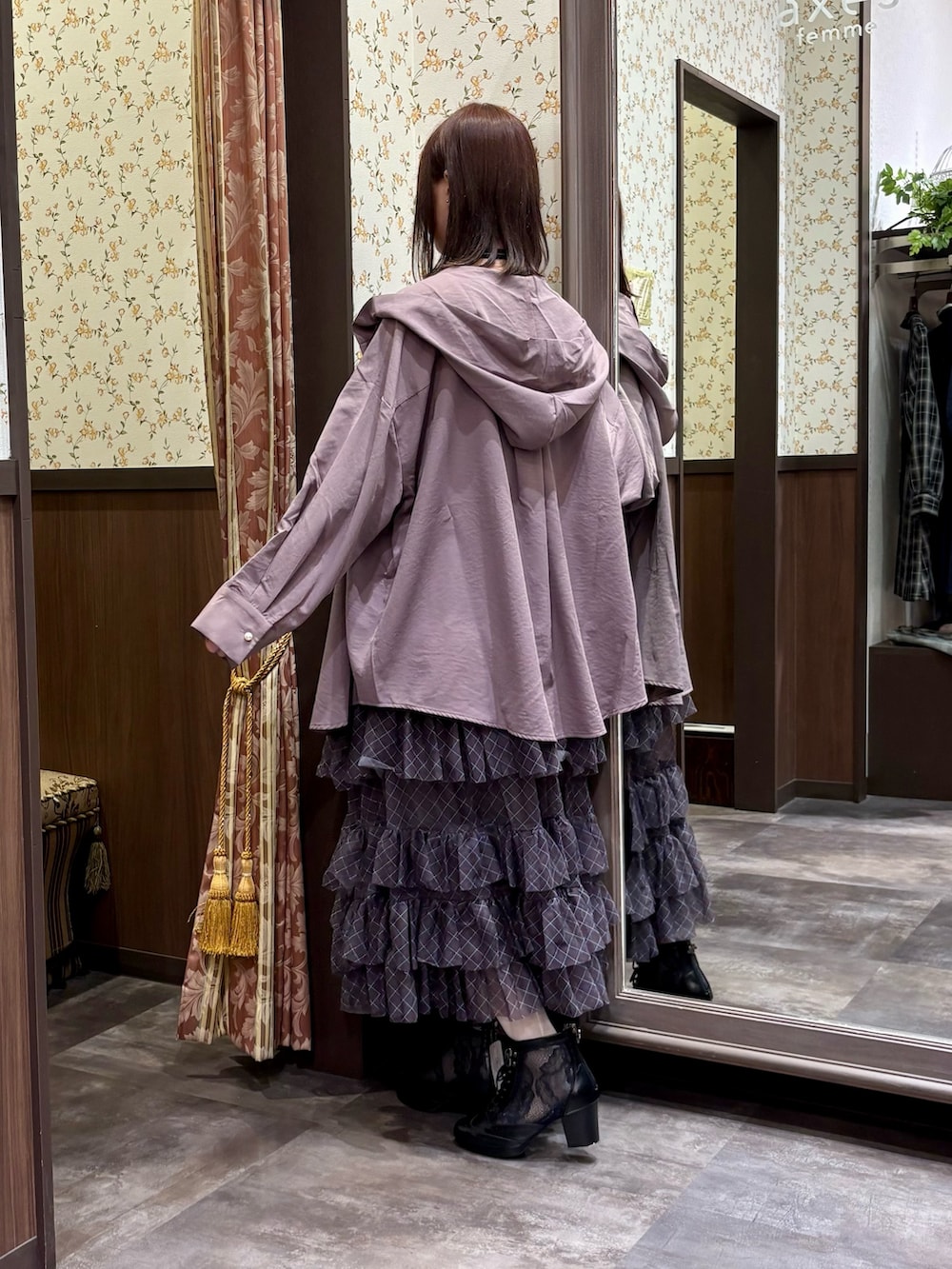 ブラック系のタンクトップ、パープル系のシャツ/ブラウス、ブラック系のボストンバッグを着用したレディースの秋コーディネートの6枚目の写真