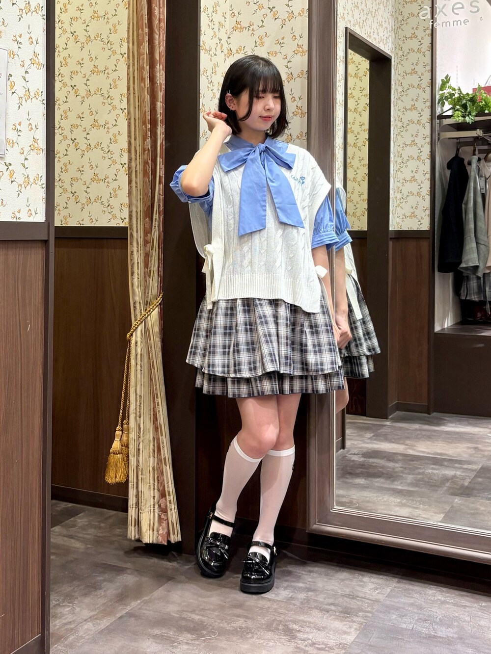 ブルー系のその他パンツ、ブルー系のタンクトップ、ブラック系のローファーを着用したレディースの春コーディネートの2枚目の写真