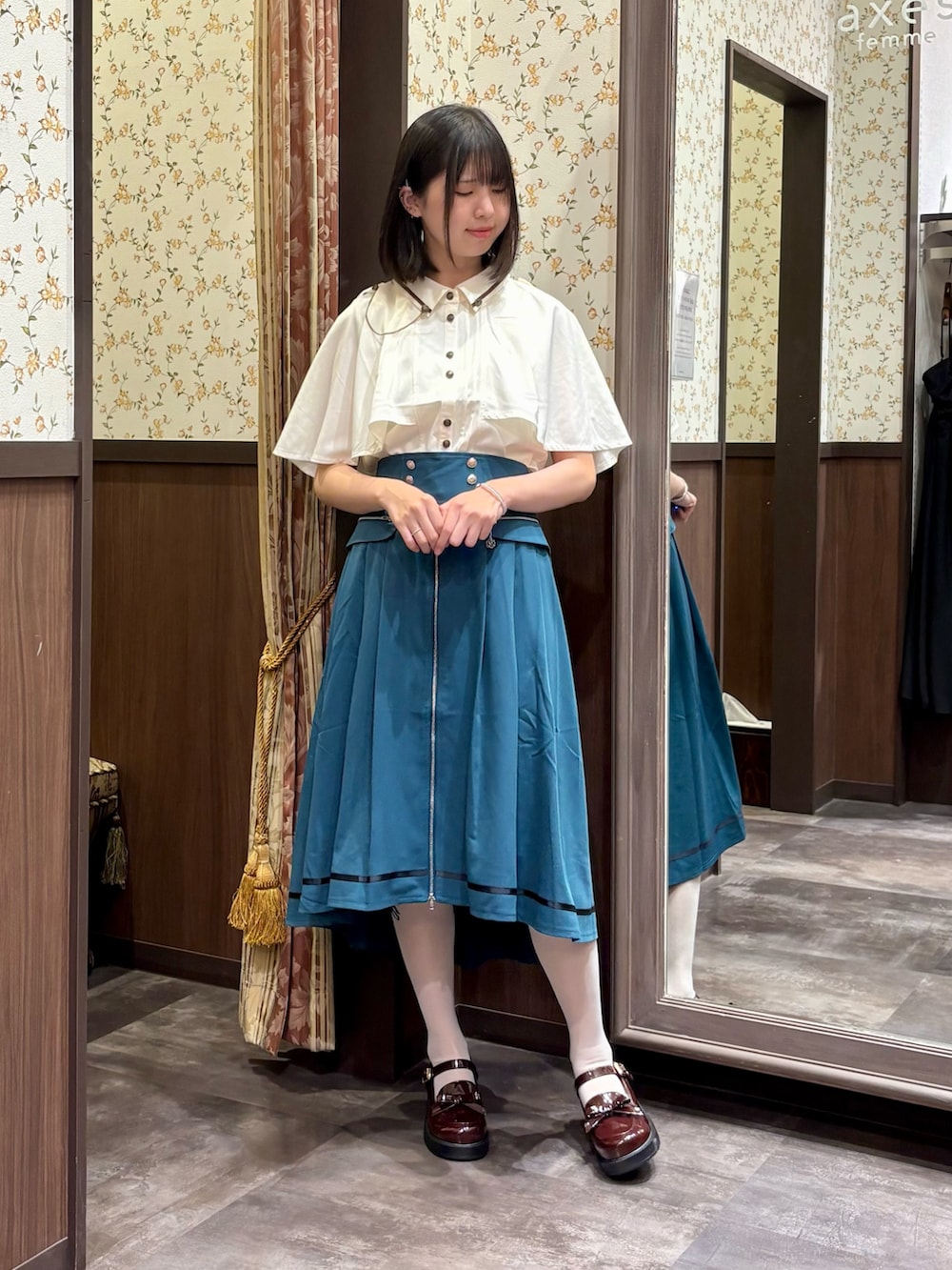 ブルー系のスカート、ホワイト系のタンクトップ、ホワイト系のシャツ/ブラウスを着用したレディースの夏コーディネートの2枚目の写真