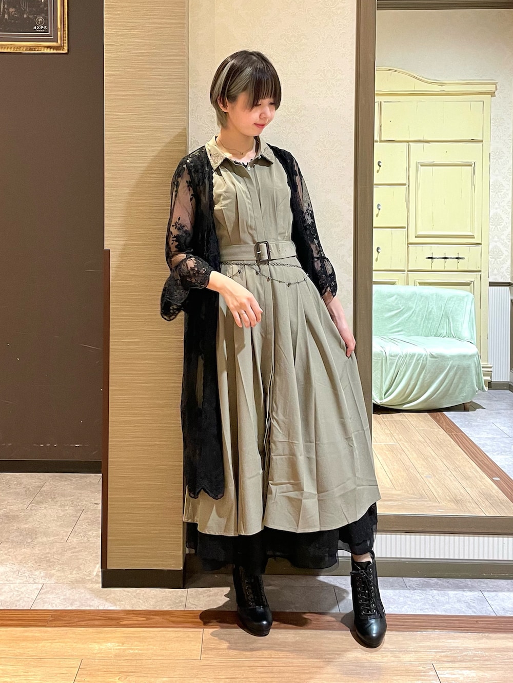 ブラック系のカーディガン/ボレロ、ブラック系のボストンバッグ、ブラック系のタンクトップを着用したレディースの夏コーディネートの3枚目の写真