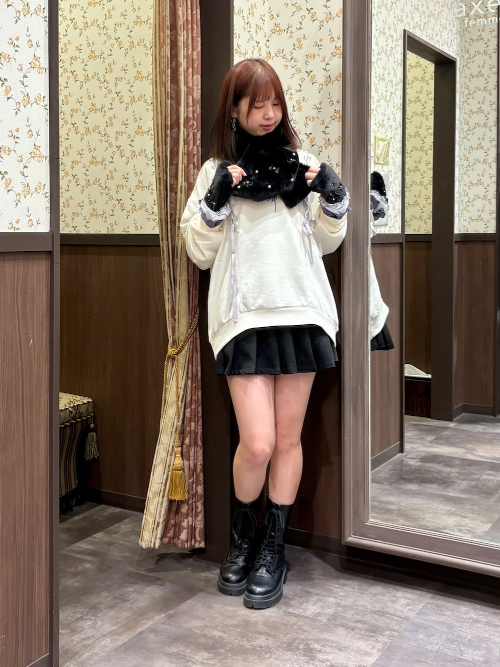 ホワイト系のTシャツ/カットソー、パープル系のTシャツ/カットソー、ブラック系のその他パンツを着用したレディースの秋コーディネートの5枚目の写真