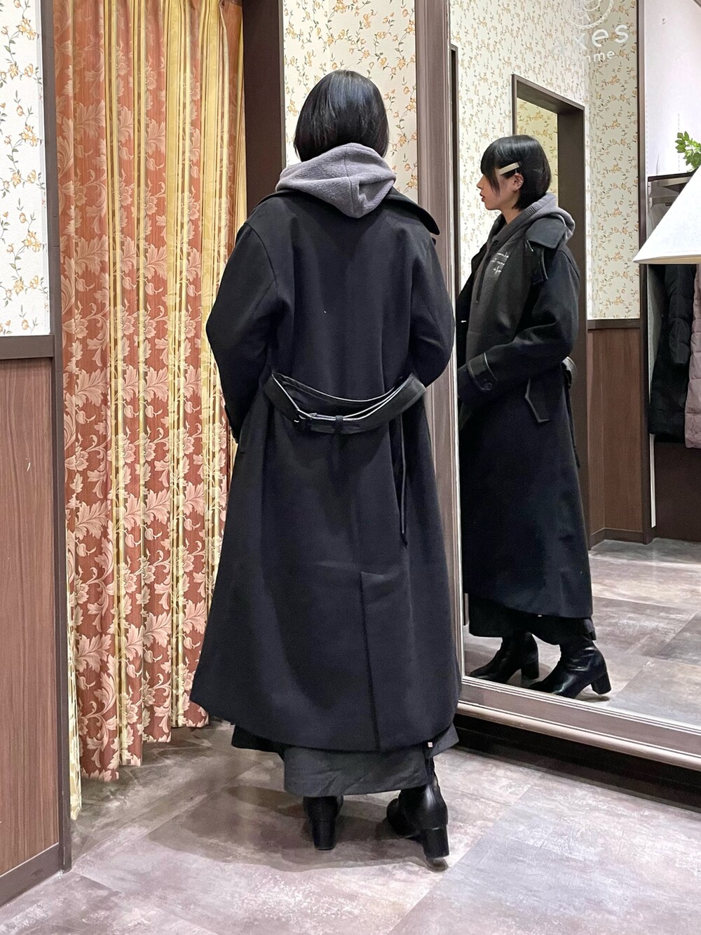「冬コーデ、ロングコート、axes femme、秋冬コーデ、大人かわいい、あったかコーデ、モノトーンコーデ、グレー、ニットコーデ、ゆるコーデ、オトナ女子」|「axes femmeのランダム刺繍ニットフーディー(ニット/セーター、グレー系)」を使った、白あんさん(骨格ウェーブ・レディース・161cm)の冬コーディネートの2枚目の写真
