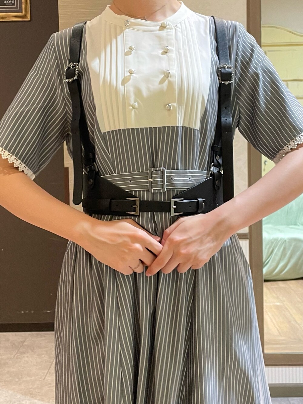 ホワイト系のタンクトップ、ホワイト系のローファー、ブラウン系のショルダーバッグを着用したレディースの夏コーディネートの5枚目の写真