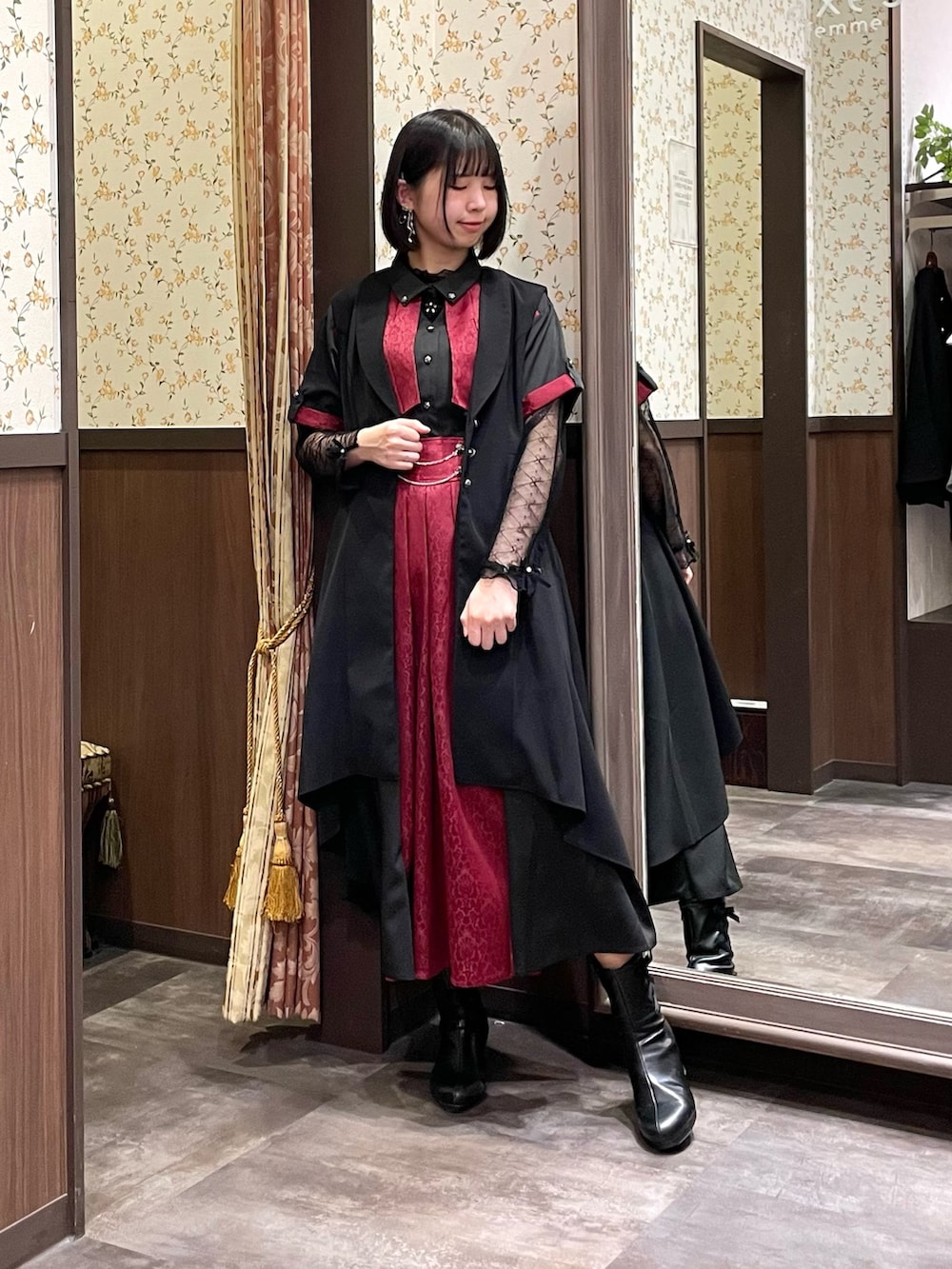ブラック系のTシャツ/カットソー、ブラック系のタンクトップ、ブラック系のシャツ/ブラウスを着用したレディースの春コーディネートの2枚目の写真