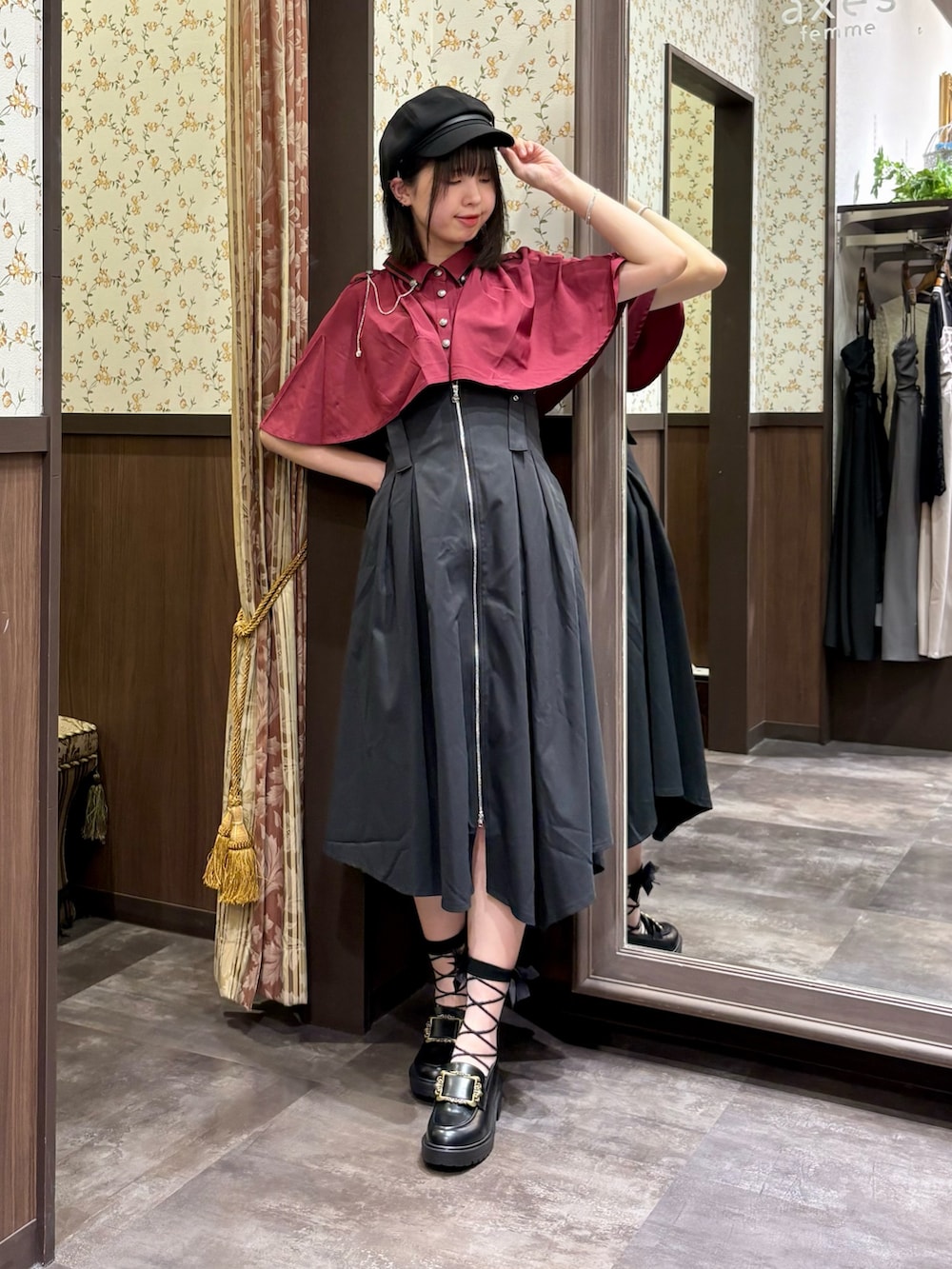 ホワイト系のタンクトップ、レッド系のシャツ/ブラウス、ブラック系のジャンパースカートを着用したレディースの夏コーディネートの2枚目の写真