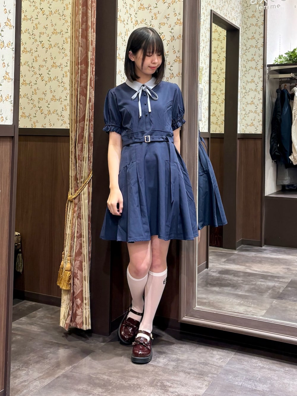 ホワイト系のタンクトップ、ブルー系のワンピース、ブラウン系のローファーを着用したレディースの夏コーディネートの2枚目の写真