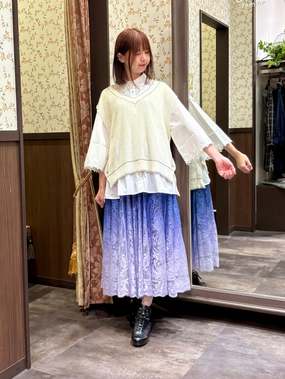 ホワイト系のニット/セーター、ホワイト系のシャツ/ブラウス、ブルー系のスカートを着用したレディースの秋コーディネートの2枚目の写真